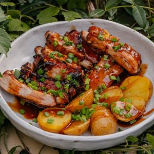 Пряные свиные ребра с молодым картофелем