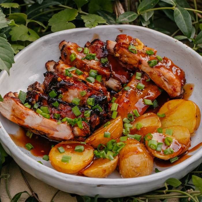 Пряные свиные ребра с молодым картофелем