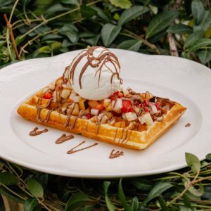 Бельгийские вафли с фруктами и мороженым