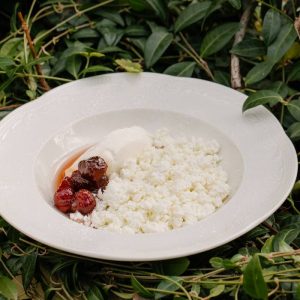 Домашний творог со сметаной и вареньем