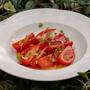 Салат из томатов с луком