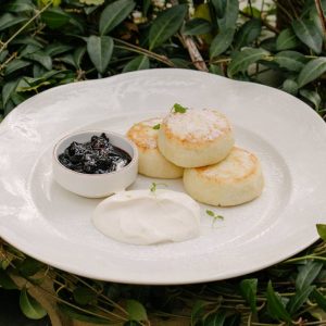 Сырники со сметаной и вареньем