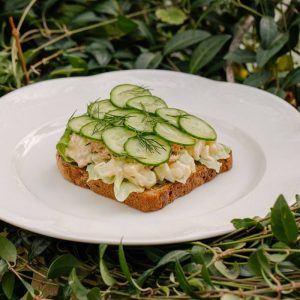 Зерновой тост с тунцом