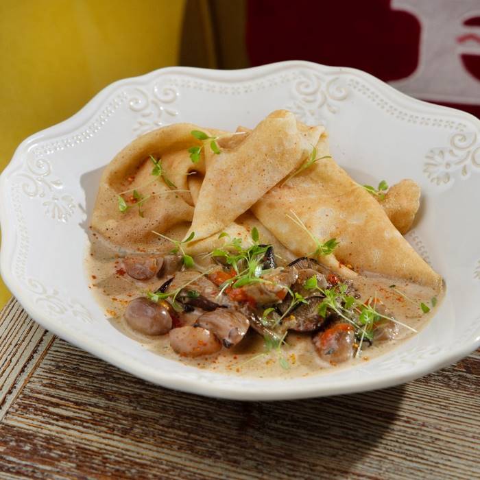 Блины с грибным рагу