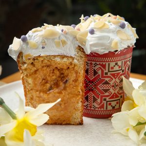 Кулич с карамелью и миндалем
