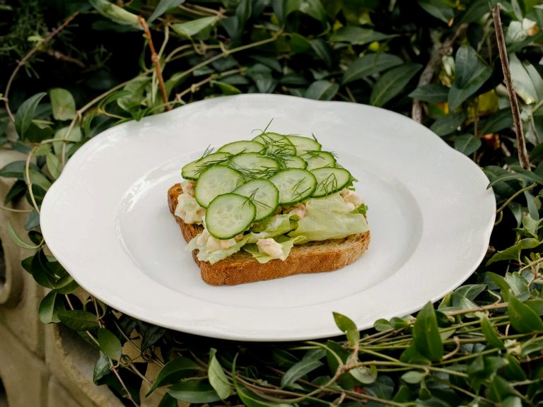 Зерновой тост с тунцом