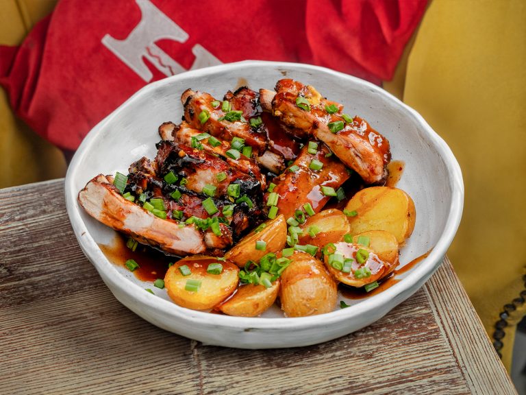 Свиные пряные ребра с молодым картофелем