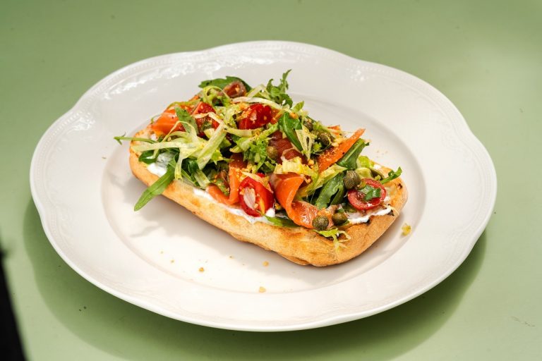 Брускетта с форелью