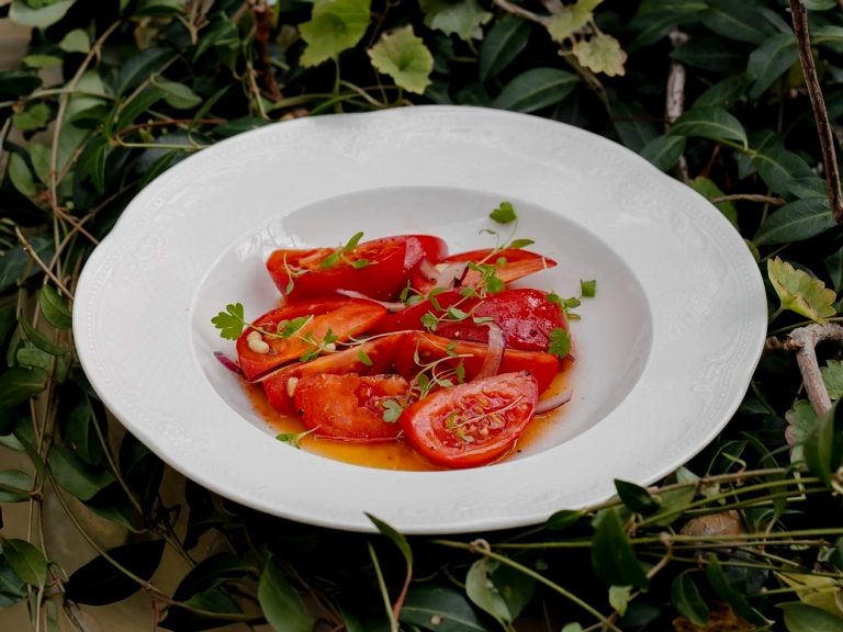 Салат из томатов с луком